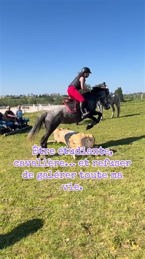 ✨Lilou | Marketing digital ✨ on Instagram: "✨ Être étudiante. 🐴 Être cavalière. 💸 Ne pas toujours savoir comment finir le mois. J’aurais pu accepter de galérer. J’aurais pu me dire “c’est comme ça”. Mais j’ai décidé de construire quelque chose. À mon rythme. Avec mon téléphone. Et une vraie vision long terme. Si toi aussi tu refuses une vie de galère Je peux t’aider Tu n’es et tu ne seras jamais seule 💜"