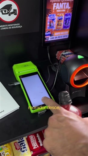 Assisti o jogo enquanto o mercadinho vendia sozinho. Sem funcionário, sem ninguém lá.