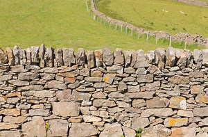 Mur en pierre sèche : comment le monter et bien plus