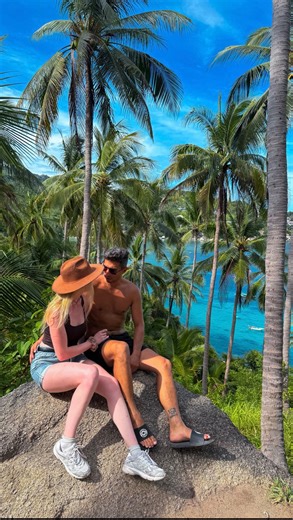 Chrystale & Cem on Instagram: "2025, quelle année… 🌊🌍 Des kilomètres parcourus, des souvenirs plein la tête et du sel sur la peau. Des Philippines au Japon, en passant par la Thaïlande et l’Indonésie 🤍 Des plongées où le temps s’arrête, des fonds marins qui nous rappellent à quel point le monde est beau 🐠🤿 Des heures en scooter, cheveux au vent, à se perdre volontairement sur des routes inconnues 🛵 Des bateaux au lever du soleil, la mangrove silencieuse, la jungle, les rires, l’imprévu… Pa