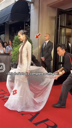 Lisa always surprises others when appearing at the Met Gala! 😍 #blackpink #lisa