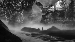 Seit über 40 Jahren dokumentiert der isländische Fotograf Ragnar Axelsson die Folgen des Klimawandels von Landschaften und Lebensräumen am Rand der bewohnbaren Welt. In der ersten Retrospektive des isländischen Fotografen Ragnar Axelsson zeigen die Deichtorhallen Hamburg in beeindruckenden Schwarz-Weiß-Bildern die außergewöhnlichen Beziehungen zwischen Menschen, Tieren und Orten in der Arktis. RAGNAR AXELSSON – WHERE THE WORLD IS MELTING ist ab 17. März 2023 im PHOXXI zu sehen. Zur Ausstellung: 