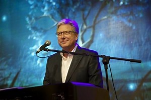 MP3 DOWNLOAD Don Moen - Unto The King Eternal (  Lyrics) | CeeNaija