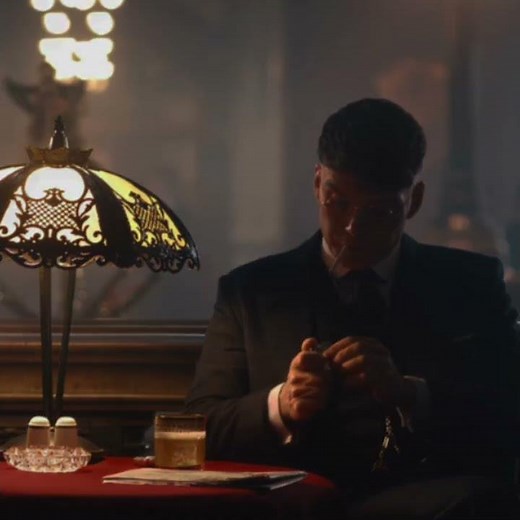 Thomas shelby smoking style