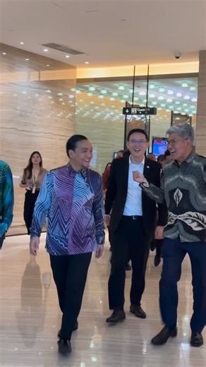 Onn Hafiz Ghazi on Instagram: "Syukur Alhamdulillah, saya berpeluang menghadiri Majlis Perasmian Cawangan Maybank Forest City dan Majlis Pengiktirafan Kerjasama Johor-Singapore Special Economic Zone (JS-SEZ) Pembukaan cawangan baharu Maybank di Forest City bukan sekadar perluasan rangkaian perbankan, tetapi simbol kepercayaan institusi kewangan utama negara terhadap potensi besar Johor sebagai hab ekonomi serantau. Ia turut menzahirkan komitmen bersama dalam memperkukuh ekosistem kewangan dan pe