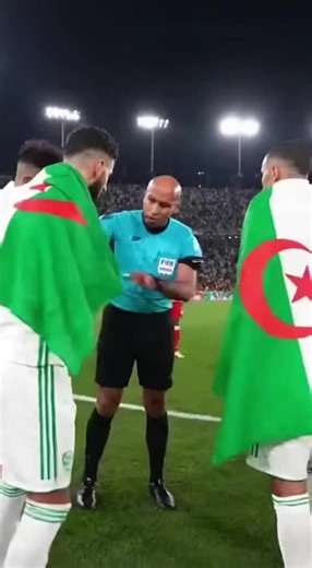 Match Algérie–Burkina Faso : Joueurs avec leurs drapeaux