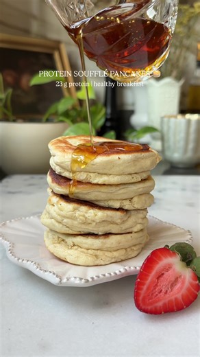 PROTEIN SOUFFLÉ PANCAKES that I am quite obsessed with. I've been dreaming of this recipe for so long, and it's finally a reality! It's like a cross between Japanese soufflé pancakes and my cottage cheese pancakes, and I just want to eat these every single day for the rest of my life. Truly. ⠀⠀⠀⠀⠀⠀⠀⠀⠀ You guys know how I love my breakfasts. I literally look forward to them the night before, and this is one of those for me! They almost have a cake-like fluffy texture that's just incredible. I def