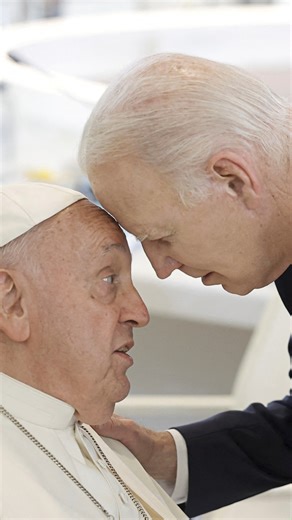La curiosa forma de saludar al Papa Francisco de Joe Biden: apoya su frente con la del Sumo Pontífice. El Papa Francisco, que está haciendo historia al convertirse en el primer Papa en asistir a una reunión del G7, participó en una discusión sobre cuestiones relacionadas con la inteligencia artificial, la energía y la región África-Mediterráneo. Allí se encontró con Joe Biden, que le recibió con un cercano saludo "frente a frente" que dejó sorprendido a su santidad. #Biden #PapaFrancisco #Saludo