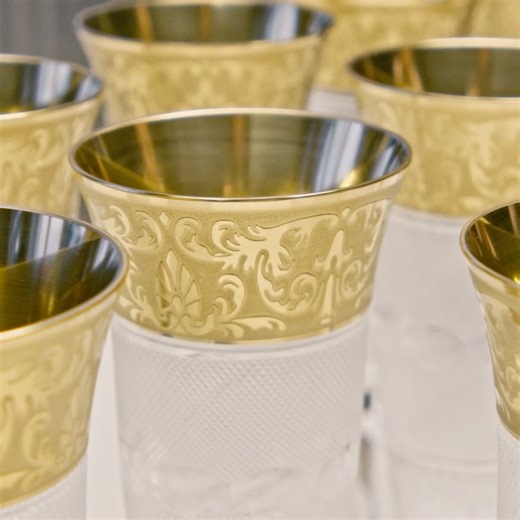 Gold, the symbol of nobility and wealth. It elevates every chalice or glass of clear crystal into a piece of jewellery. At the Moser glassworks, we decorate glass exclusively with pure, 24-karat gold. And after the firing, we flawlessly polish it by hand using precious stones. This polishing method is completely unique. •••••••••••••••••••• Zlato, symbol vznešenosti a bohatství. Každý pohár či sklenku z průzračného křišťálu povýší na šperk. Ve sklárně Moser dekorujeme sklo výhradně ryzím, 24kará