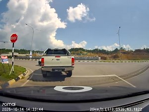 [inbox] Vehicle No: QM6088R Location : RPR Sebiew Sesuka hati saja mahu reverse dekat main road. Traffic light sana dapat u turn pun tak mahu ikut peraturan | Bintulu INFO