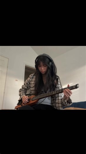 Christina Traine on Instagram: "on the floor using hush X @donnermusic_official • • • • • #onthefloor #electricguitar #jlo #donnerelectricguitar #hushx #donnermusic #explorepage #explorar #exploremore"