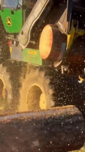 Harvester John Deere 1270G in Action – Precision Logging Machine! #HeavyMachinery #ForestryEquipment #JohnDeere #Harvester #Logging | Konstruksi Berat