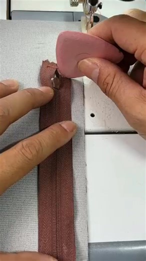 🧵🚫✨ Errores que arruinan tu cremallera ⚠️👖 Evita los fallos más comunes al coser una cremallera y logra un acabado limpio, recto y profesional. #CremalleraPerfecta #TrucosDeCostura #CosturaParaPrincipiantes #ErroresDeCostura #CosturaFácil #SewingTips | Telas y Patrones