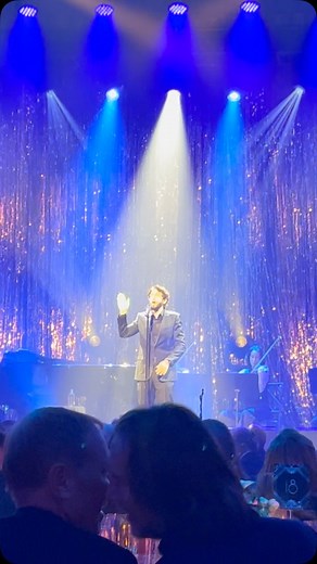 The great Josh Grobin killed it at the Roudabout Gala honoring Danny Devito…Bravo! @joshgroban @roundaboutnyc @dannydevito @schwarzenegger | Bryan Batt