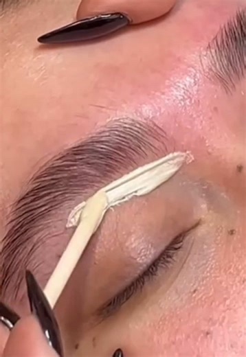 Expert Waxing Tips for Fuller Brows