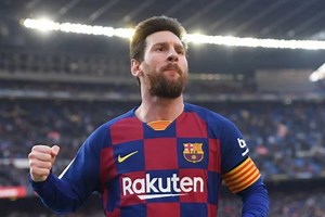 Messi completa 20 anos de carreira no Barcelona, com recordes e títulos