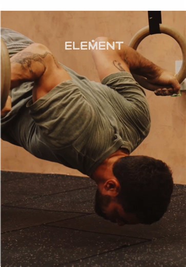 Calisthenics is bodyweight training focused on strength, control, and mobility. Instead of relying on machines, you learn to move and control your own body to build functional strength, with a strong and stable core at the foundation. Our calisthenics classes are beginner-friendly and suitable for all levels, with clear progressions that help you get stronger safely and consistently. Calisthenics classes run from Monday to Thursday every week. Book your first class directly on our website. 🔥 #E