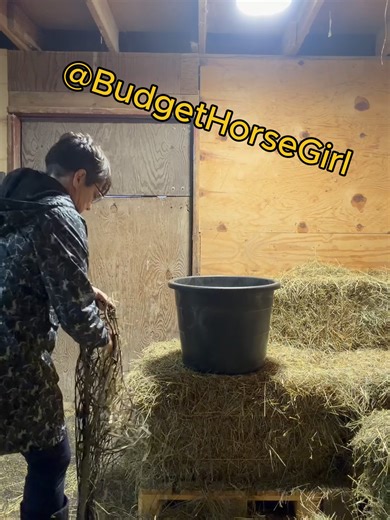 Cómo llenar una red de heno de forma rápida y eficiente