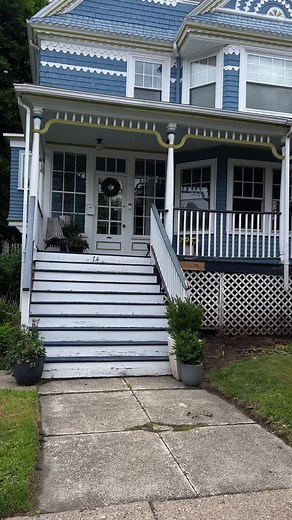 A big thank you to 30 SECONDS Cleaners- USA for sponsoring this project and helping us improve our neighborhood. Over the last few days we have been hard at work helping our friends and neighbors Evan & Esteban one up the block by improving their outdoor spaces and curb appeal. As new homeowners of an old Victorian there are SO many things to do (we know this very well) and we were so happy to help!⠀•⠀We started by cleaning with 30 Seconds Outdoor Cleaner - an affordable way to make a huge impac