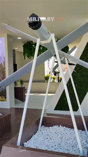 Izdelie 51E & 52E, the newest variants of the Lancet loitering munition, were showcased at Dubai Airshow 2025, featuring upgrades in range, warhead options, and deployment flexibility. The 51E appears more compact for rapid launch, while the 52E offers increased payload capacity for heavier strike missions. These designs reflect the evolution of precision-guided unmanned systems. What do you think is the most important factor for future battlefield drones — speed, payload, or endurance? 👇 #lanc