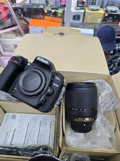 07-10-240-366 NIKON D7500 with 18-140mm 20.9MP DX-Format CMOS Sensor EXPEED 5 Image Processor 3.2