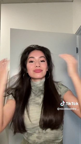 Straight version of my favorite blowout 💓 I love how this turned out. Let me know if you try it! | blowout tutorial | glass hair | classic blowout | straight hair | voluminous hair tutorial #blowoututorial #straighthairstyle