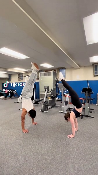 Handstand Battles: Calisthenics vs Acrobatics Showdown