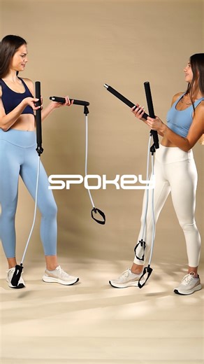 Jeśli pilates kojarzy Ci się jedynie z wymagającymi zajęciami na reformerze, to sprzęt, który pokazujemy zupełnie odczaruje to skojarzenie. Przed Tobą drążek do pilatesu Spokey, dzięki któremu efektywnie wzmocnisz i rozciągniesz mięśnie całego ciała w swoim własnym zakresie i tempie. Spróbuj i nie żałuj potem, że z nim nie ćwiczyłaś. :) | Spokey