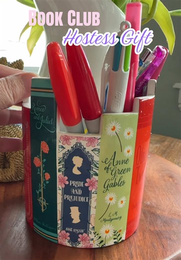 Okay, but how cute is this?! 😍 I’m officially obsessed with this steel mill book desk vase/pen holder. This would make the perfect hostess gift for your book club! 📕 The tacked book design with the staggered edge totally gives off stacked book spines vibes, and it’s adding such a cozy literary aesthetic to my desk. I’ve been using it for everything—office supplies, bookmarks, even as a little planter for my desk. The multi-purpose use is such a win, and it fits perfectly on my bedside table to