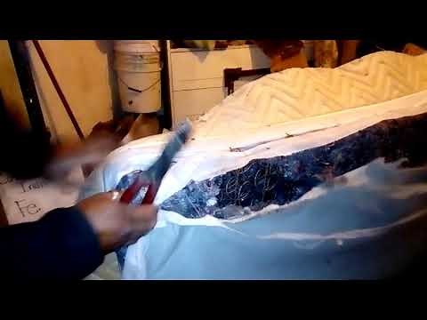 Cómo destapar un colchón para rescatar los resortes y venderlos por kilo.