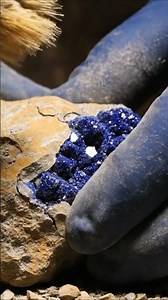 OMG! Cracking Azurite Cluster! ⛏️ #gemstone #crystals #azurite #shapire