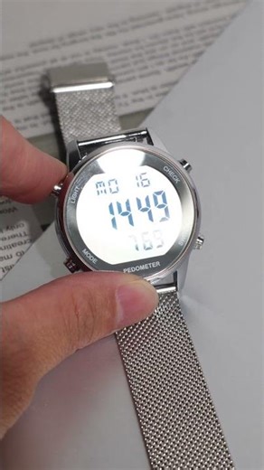 This fashion pedometer accurately tracks your daily steps without complicated setup orapp connection