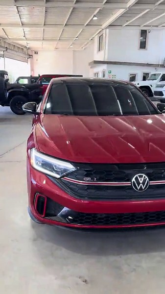 VW Jetta GLI 2023: Estilo y Rendimiento