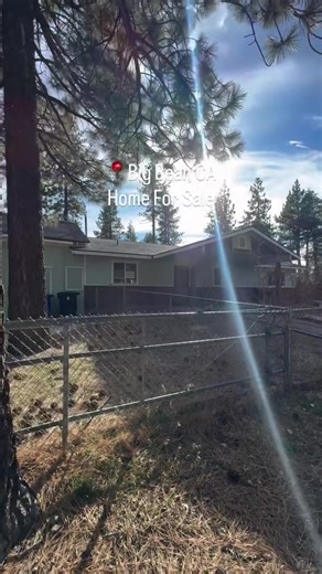 🏡 $499,900 in Big Bear — would you live here? 🌲 3 bedrooms 2 bathrooms 1,500 sq ft 📍 228 E Country Club Blvd, Big Bear City Perfect for full-time living, a weekend getaway, or your next mountain investment. Big Bear homes like this don’t last long ❄️🔥 📲 DM or call me for a showing! #BigBearHomes #MountainLiving #CabinLife #SoCalRealEstate #HouseHunting — Yazmin Gonzalez, Realtor® 📞 909-205-1456 DRE 02004659