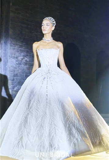 Một kiệt tác được Uni Bridal khéo léo tạo dựng với thiết kế cúp ngực cùng dáng ball-gown kinh điển kết hợp các chi tiết đính kết ánh kim tỉ mỉ, tạo nên hiệu ứng ánh sáng lung linh theo từng bước chuyển động. #UniBridal #weddingdress #vaycuoi #vaycuoicaocap #bride