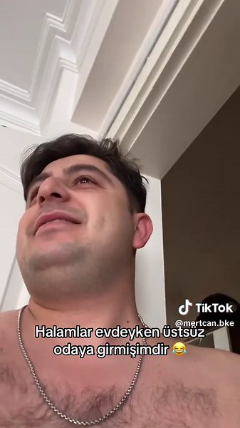Balina Hikayesi: Üstsüz Odaya Girişim Komedisi