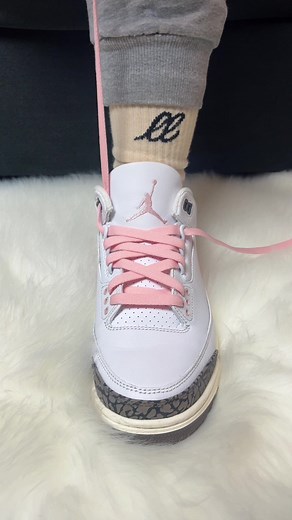 What’s your flavor? The Air Jordan 3 ‘Neapolitan Dark Mocha’ is a must-have pair for all ice-cream lovers, with its colorway inspired by 3 well-known flavors: strawberry, vanilla and chocolate. The Jumpman logo is embroidered on the tongue in a light pink tone and we knew exactly what pair of laces would compliment this pop of color. What we swapped: — Blush flat laces in 53” #loopedlaces #getloopedin #lacingtutorial #laceswap #sneakers #airjordan