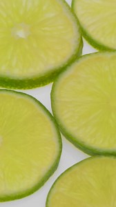 Fresh lemon slices over a bright background - Free Stock Video