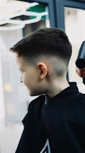 Artistic Male Image | Barber Iași on Instagram: "La Artistic Male Image, fiecare client este important, indiferent de vârstă. De la cei mai mici până la cei mari, ne asigurăm că fiecare tunsoare este realizată cu răbdare, atenție la detalii și într-o atmosferă relaxată și prietenoasă. Pentru noi, o tunsoare nu înseamnă doar un look nou, ci și o experiență frumoasă, în care clientul pleacă zâmbind și cu încredere. 💈 Artistic Male Image 📍 Lângă Palas, Iași ⏰ Program: 10:00–19:00 📲 Programări: l