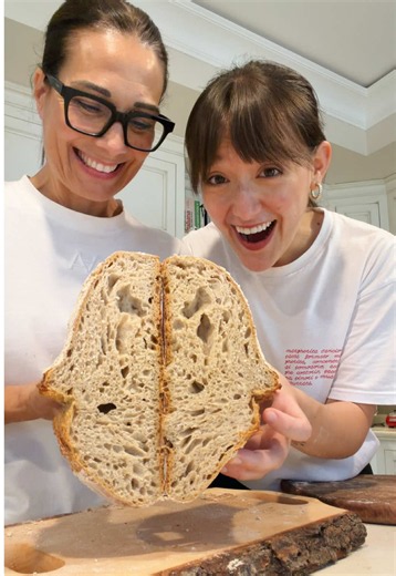 Tra i momenti più speciali di quest’estate c’è sicuramente il pomeriggio passato con mamma a preparare il suo primo pane. Non è perfetto (anche se, sinceramente, non avrei mai pensato venisse cosi bello al primo colpo), ma ci ha regalato dei ricordi meravigliosi, ed e’ proprio questo che mi auguro possano fare le mie ricette: diventare lo sfondo di nuovi, preziosi momenti insieme. La ricette è sul mio canale YT 🤍 #pane #sourdough #cucinaitaliana