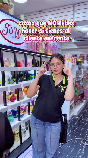 Ya se saben los tips de lo que NO deben hacer cuando tienen un cliente esperando... 🚩 ¿Grabar tiktoks? ¡JAJAJA! 😂📸 En nuestra tienda esto ya es de otro nivel!🍿 Definitivamente un Red Flag total. 🚩🚩 ¿A quién más le ha pasado esto en su negocio? Cuéntenos su experiencia abajo 👇🤣 #maquillajepormayor #emprendedoraperuana #importacionesperu #bellezaperu #humor