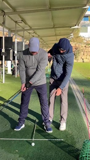 Comment “DRILLS” and I’ll send you tips to eliminate the chicken wing from your swing 👊🏻 Struggling with that dreaded chicken wing in your golf swing? The chicken wing happens when your lead arm bends excessively through impact, leading to a loss of power and accuracy. This often occurs because of inadequate body rotation, causing the arms to compensate by bending. ✅ Focus on rotating your torso fully through the shot. ✅ Keep your lead arm extended for better control and power. Feel the differ