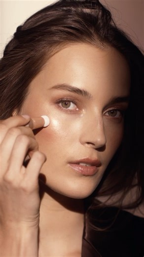 Swipe. Blend. Glow Here comes the newest additon to the bestselling Collecion: RoseGlow Liquid Highlighter. Add an extra boost of life & light to your makeup. Visit Laura Mercier at Plaza Indonesia Level 2. | Plaza Indonesia