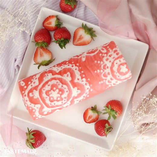 【メルヘン気分💕】レース模様のふんわりロールケーキ🍓 レース柄の可愛いロールケーキ♡どんな柄でもアレンジ自在！ ■材料 いちご 6個 《ロールケーキ生地》 卵黄 3個 卵白 3個 水 35g サラダ油 30g 卵黄用グラニュー糖 15g 卵白用グラニュー糖 45g 薄力粉 65g 食紅 少々 《ホイップクリーム》 生クリーム 100ml 砂糖 15g ■手順 【事前準備】 ・ロールケーキ型にクッキングシートを敷いておく。 ・生クリームは固めに泡立てておく。 ・ロールケーキ生地を作る。 ・ボウルを2つ用意し、卵黄と卵白に分ける。 ・卵黄が入っている方にグラニュー糖、水、サラダ油を入れ、その都度よく混ぜる。 ・薄力粉をふるい入れ、よく混ぜる。 ・別のボウルで卵白を泡立て、グラニュー糖を3回に分けて加える。ピンとツノが立つしっかりとしたメレンゲを作る。 ・卵黄生地にお玉一杯分のメレンゲを加えてホイッパーでよく混ぜたら、ヘラに持ち替え残りのメレンゲを二回に分けて加え、素早くさっくりと混ぜる。 ・別の小さめの2つのボウルにお玉2/3ほど生地をいれ、残った生地に少量の水で溶かした食紅を混ぜる。