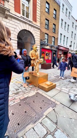 📷 Time. #livingstatue