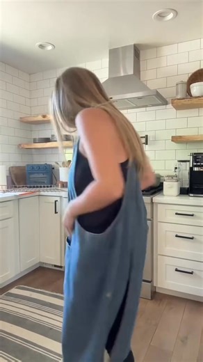 The Jour Apron is made for everyday. 🌞 Designed with a simple criss-cross back and two generous pockets 🛍️, its a perfect companion to harvesting goods in the garden, carrying around your favorite trinkets and of course cooking delicious dishes 🍳. Made from a 100% cotton, its lightweight and beautifully tactile. ✨ | Supremeous