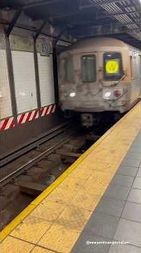 🚇 Uptown W Local Train Arriving & Departing Times Square New York City NYC Subway