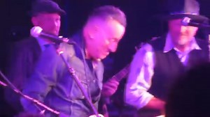 "Boom Boom" Actuación de Springsteen esta pasada noche en la fiesta de celebración del 50º aniversario de The Stone Pony acompañado de Jake Clemons y la Tangiers Blues Band de Danny Clinch Video gracias a Sammy Steinlight https://www.youtube.com/watch?v=6O0_rLSrR1c&t=1s | Springsteen & Rock Music