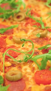 Diese Pizza vom Blech macht garantiert alle satt. Ob Mais, frischer Rucola oder Oliven – beim Belag sind definitiv keine Grenzen gesetzt. Der luftige Hefeteig macht dieses Pizza-Rezept besonders lecker! 🍕❤️ https://www.einfachbacken.de/rezepte/pizza-vom-blech-das-schnelle-grundrezept Das ganze Video findest du jetzt auf unserem YouTube-Kanal! https://youtu.be/UQxmL9kCx0g Protagonistin: Lara @ofleavesandlemons #einfachbacken #backen #pizza #lecker #selbstgemacht | einfach backen