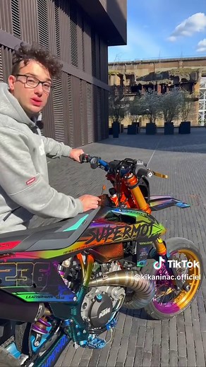 Présentation d'une moto multicolore sur TikTok
